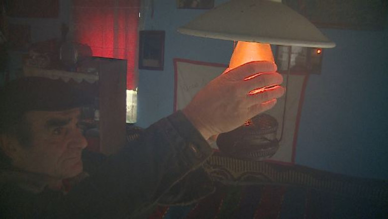 Uitate in intuneric. Mii de familii din Romania traiesc inca fara curent electric Imagine