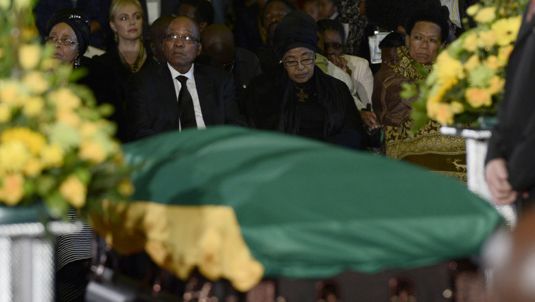 Ultima calatorie pentru Nelson Mandela. Aeronava cu trupul neinsufletit a aterizat langa satul unde a copilarit Imagine