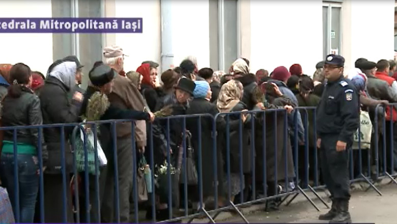 Ultima zi de pelerinaj la Sf. Parascheva, peste 180.000 de credinciosi s-au inchinat la moaste Imagine