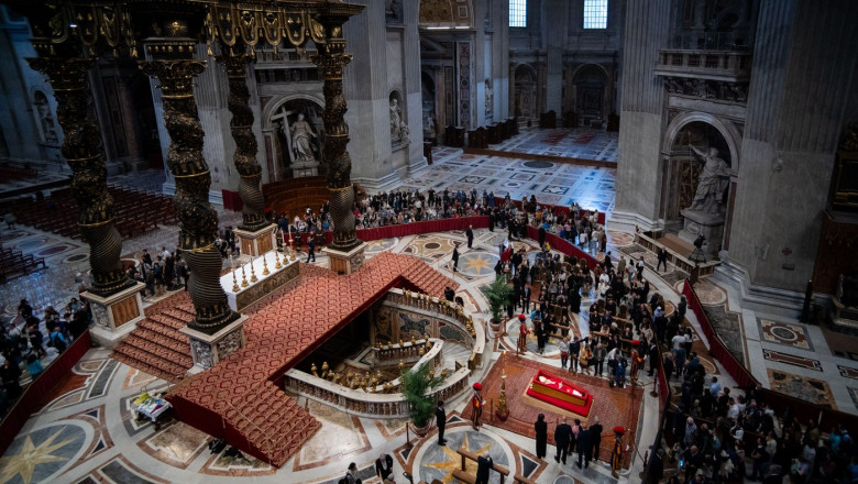 Ultima zi in care credinciosii si-au putut lua ramas-bun de la papa Francisc. Cum va arata ultimul drum al suveranului pontif Imagine