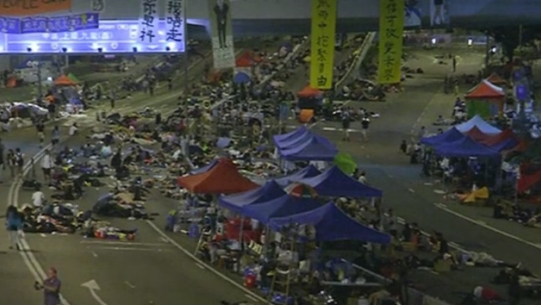 Ultimatum pentru protestatarii din Hong Kong. Cei mai multi s-au retras in zona cladirilor guvernamentale Imagine