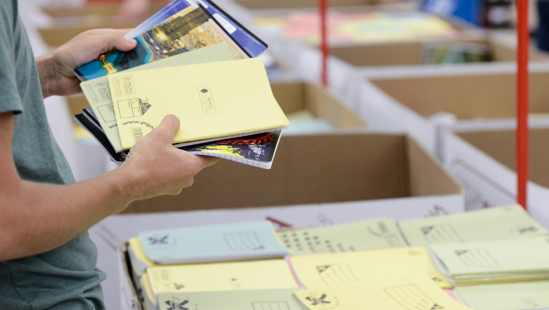 Ultimele cumparaturi pentru scoala. Parintii au luat cu asalt raioanele cu rechizite si florariile Imagine