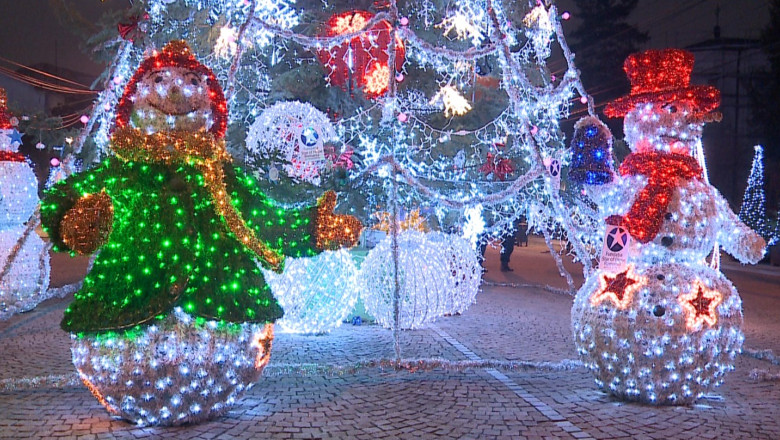 Ultimele pregatiri de sarbatori, la Iasi. Pe 5 decembrie va fi aprins iluminatul festiv Imagine