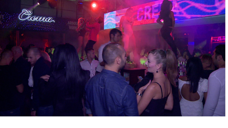 Ultimul examen la… distractie. Sute de tineri au facut noapte alba in cluburile de pe litoral Imagine