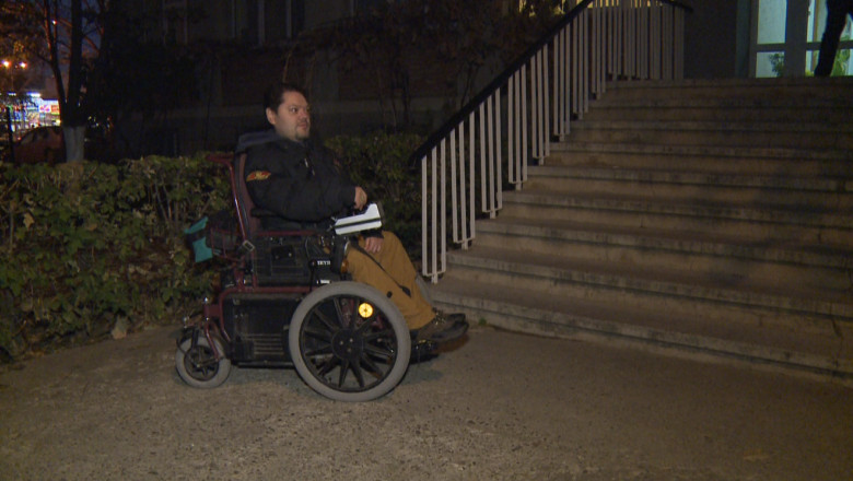 Umilit in fata sectiei de votare. Un tanar in scaun cu rotile a asteptat o ora si jumatate sa voteze  Imagine