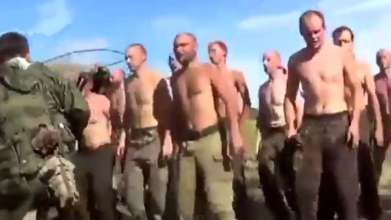 UMILItI. Militarii ucraineni, capturati de rebeli, obligati sa danseze sub amenintarea armelor Imagine