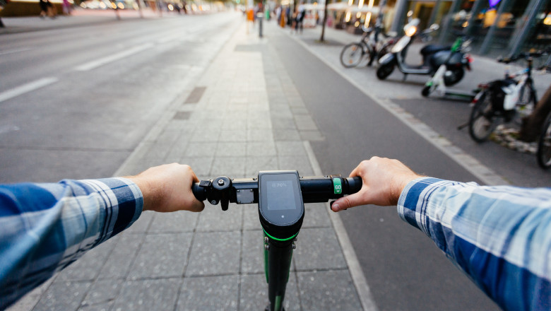 Un adolescent de 16 ani s-a ales cu dosar penal, dupa ce a accidentat cu trotineta electrica o fetita de 6 ani. Baiatul a fugit imediat Imagine