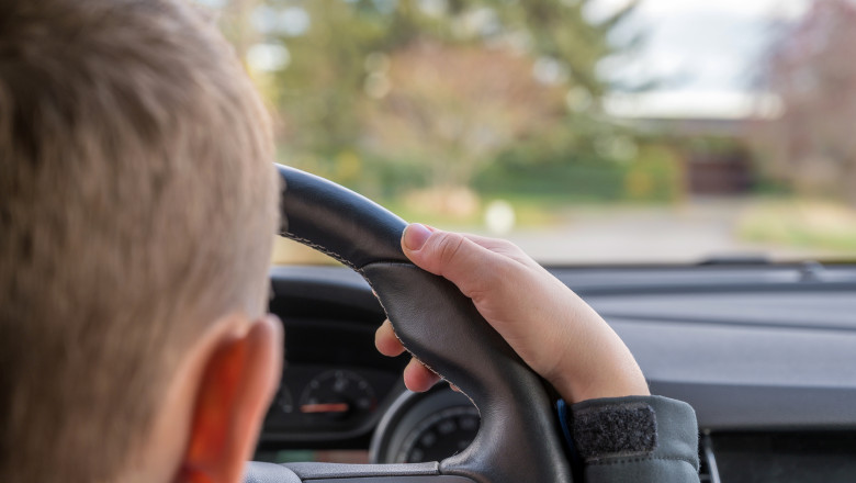 Un adolescent prins la volan in trafic a crezut ca scapa de politisti daca se muta repede pe scaunul din dreapta. Era singur in masina Imagine