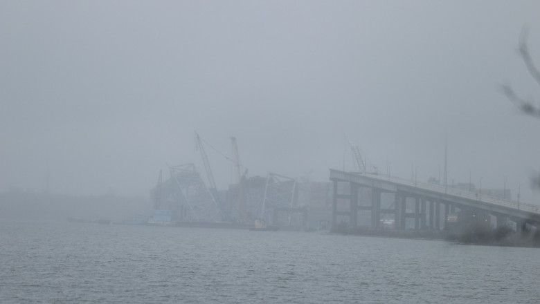 Un al doilea canal pentru navele mici a fost deschis in portul Baltimore. Macaraua adusa nu a putut scoate inca din apa tonele de otel Imagine