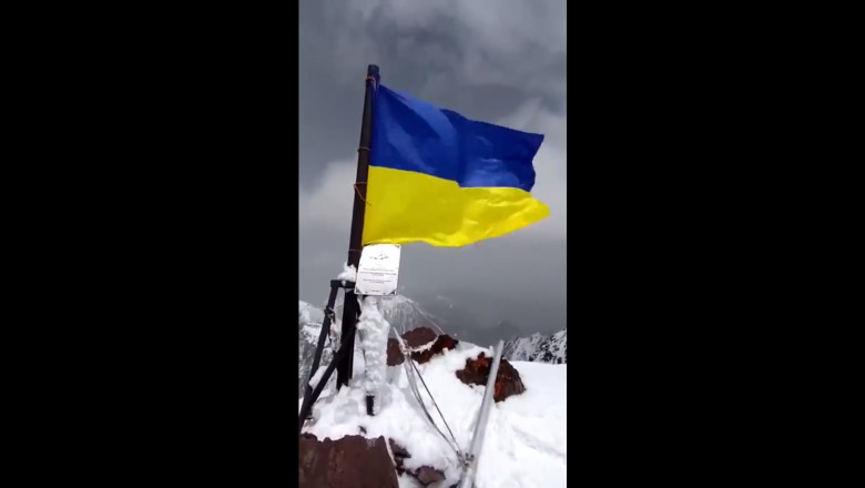 Un alpinist a infipt steagul Ucrainei pe Varful Putin din Kargazstan. Politia investigheaza „actul de vandalism” Imagine