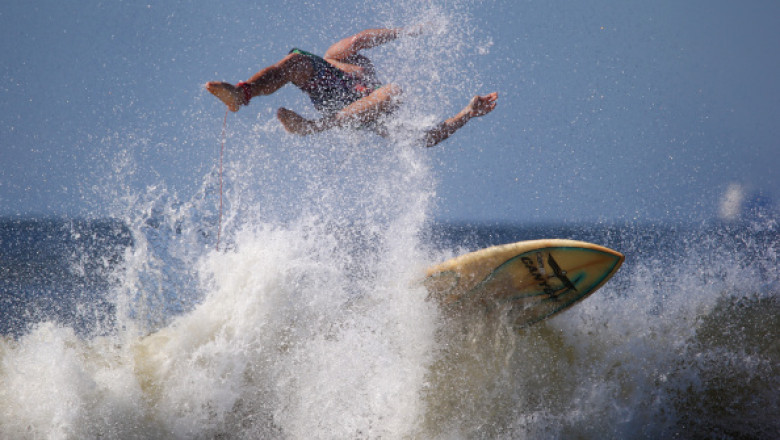 Un american a brazdat un val de 20 de metri Imagine