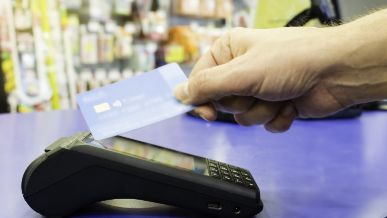 Un an si jumatate de inchisoare pentru cumparaturi de 297 de lei, facute cu un card bancar gasit pe strada Imagine