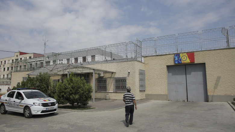 Un angajat de la Penitenciarul Rahova a luat bani de la colegi ca sa-i trimita in deplasari fictive in timp ce mergeau in concediu Imagine