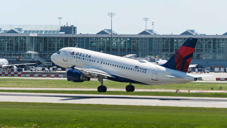 Un angajat de pe aeroportul din San Antonio a fost „inghitit” de motorul unui avion care aterizase Imagine