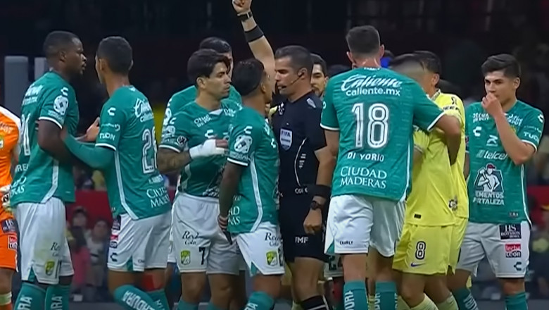 Un arbitru mexican a lovit cu genunchiul intre picioare un jucator care i-a contestat decizia Imagine
