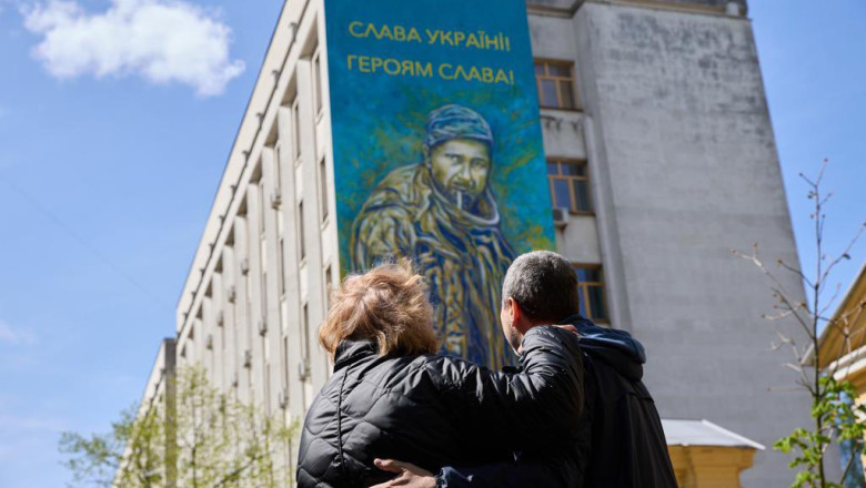 Un artist francez a realizat la Kiev o pictura murala cu soldatul executat de rusi in padure, devenit simbolul al rezistentei Ucrainei Imagine