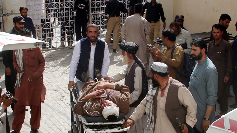 Un atentat sinucigas cu bomba a omorat zeci de oameni care participau la o procesiune religioasa in sud-vestul Pakistanului Imagine