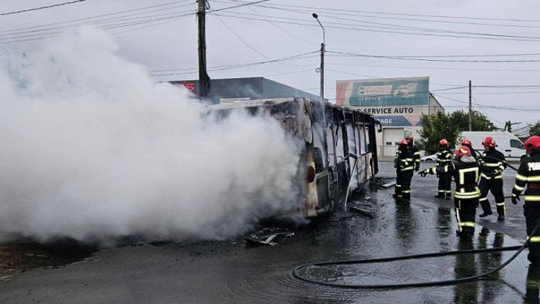 Un autobuz cu muncitori a luat foc in mers, la Braila. Vehiculul a ars ca o torta Imagine