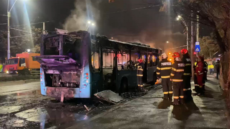 Un autobuz STB a luat foc in Bucuresti. Pompierii au intervenit cu mai multe autospeciale Imagine