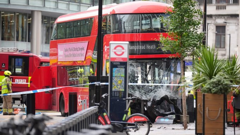 Un autobuz supraetajat a intrat in pietonii de pe un trotuar din Londra. Mai multe persoane au fost ranite Imagine
