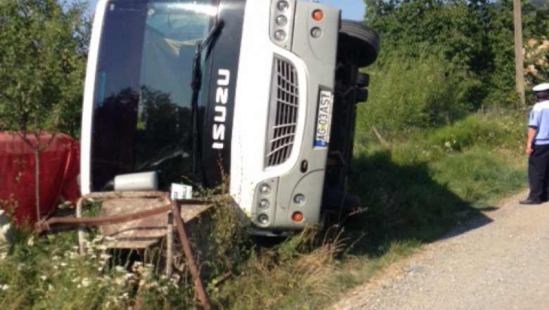 Un autocar cu 21 de copii s-a rasturnat pe DN1, in Bihor, in zona Piatra Craiului Imagine