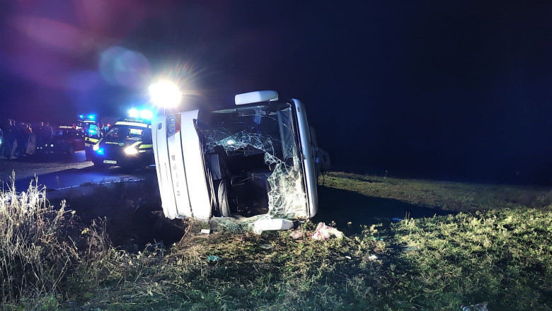 Un autocar cu 33 de oameni s-a rasturnat intr-un sant. Noua persoane duse la spital Imagine
