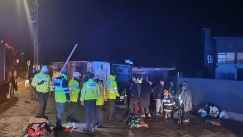 Un autocar cu 35 de artisti ai unui ansamblu folcloric s-a rasturnat langa Pascani. O adolescenta de 15 ani si-a pierdut ambele brate Imagine