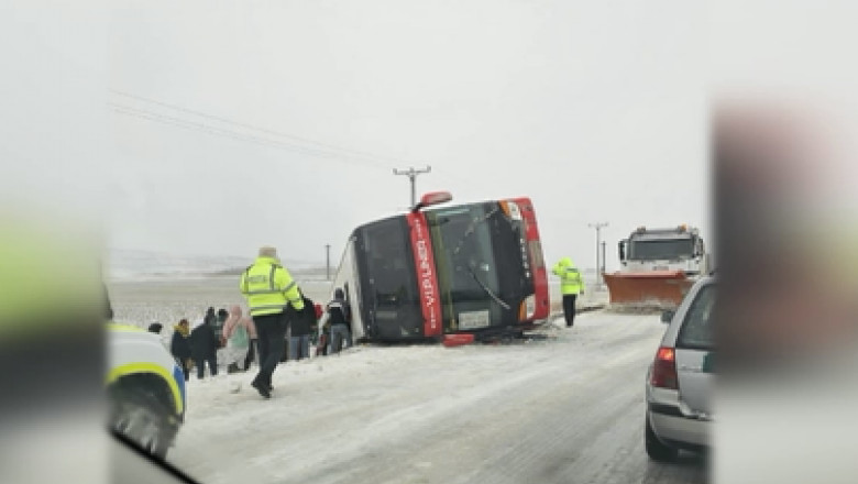 Un autocar cu 40 de pasageri s-a rasturnat pe drumul E 581, in Vaslui. Autoritatile au activat Planul Rosu de interventie Imagine