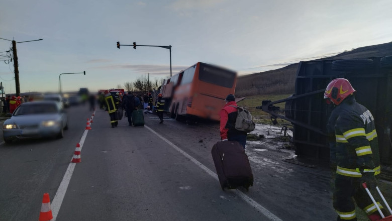 Un autocar cu 52 de persoane a fost implicat intr-un accident rutier in judetul Cluj Imagine