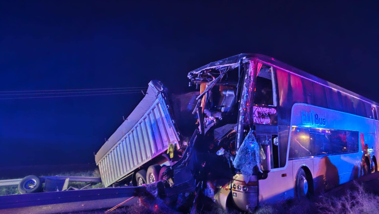Un autocar cu cetateni moldoveni care mergeau in vacanta s-a lovit de un TIR, 22 de raniti. TIR-ul fusese ieri implicat in alt accident Imagine