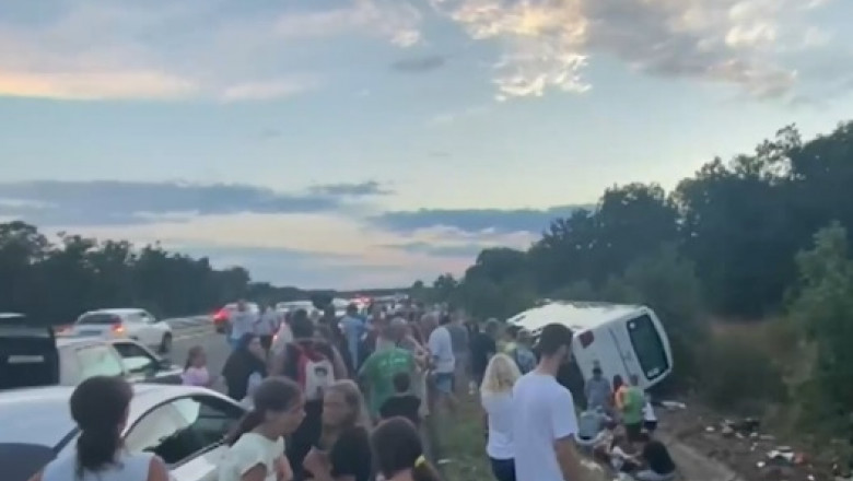 Un autocar in care erau copii care veneau de la un festival de folclor s-a rasturnat in Bulgaria. 12 pasageri au ajuns la spital Imagine