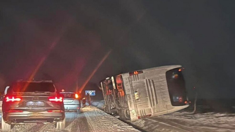 Un autocar s-a rasturnat pe DN 29, in judetul Suceava. Drumul era acoperit de zapada Imagine