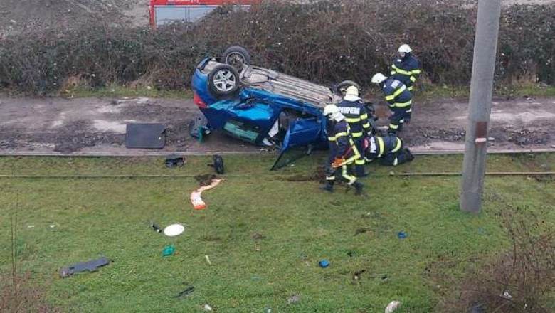 Un autoturism a cazut de pe un pasaj rutier din Arad, direct peste liniile de tramvai. Soferul a fost ranit Imagine