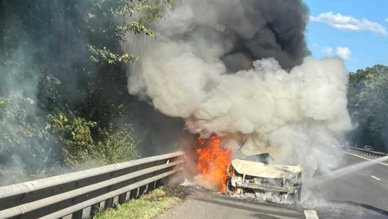 Un autoturism a luat foc in mers, pe autostrada Bucuresti-Pitesti. Soferul si pasagerii au reusit sa iasa teferi din masina  Imagine