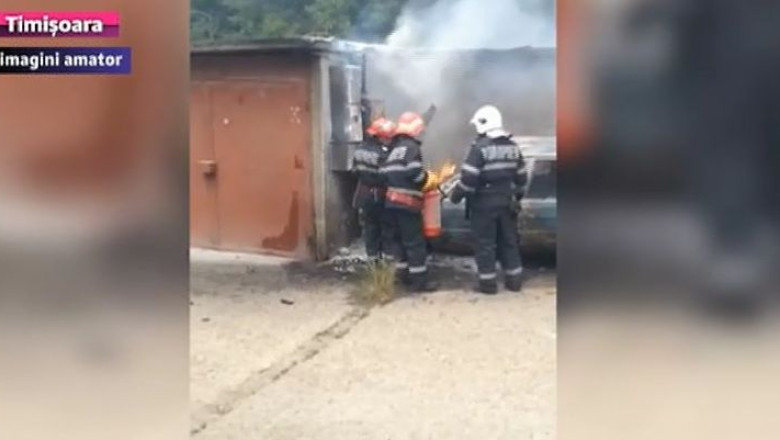 Un autoturism a luat foc la Timisoara, iar incendiul s-a extins si la o alta masina, abandonata Imagine