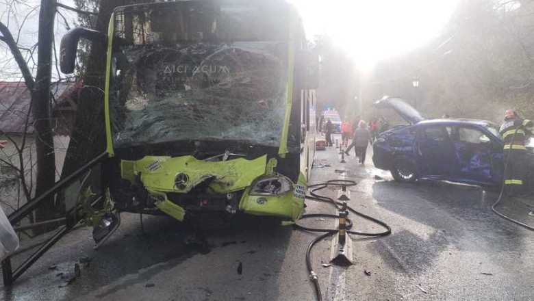 Un autoturism si un autocar s-au ciocnit in Sinaia, masina fiind cuprinsa de flacari. A fost chemat un elicopter SMURD Imagine
