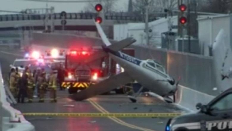 Un avion a aterizat pe sosea, printre masini Imagine