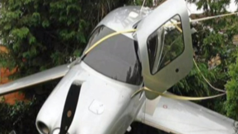 Un avion Cessna a cazut in curtea unei case. Pilotul de 76 de ani a scapat cu viata  Imagine