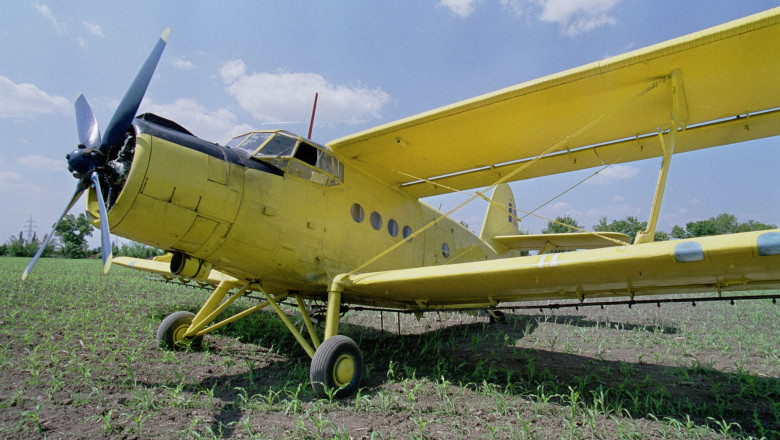 Un avion de mici dimensiuni a aterizat fortat. Pilotul nu a fost ranit, dar aparatul a fost avariat Imagine