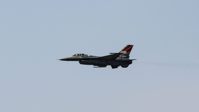 Un avion F-16 american s-a prabusit in largul coastelor Coreei de Sud. Pilotul s-a catapultat Imagine