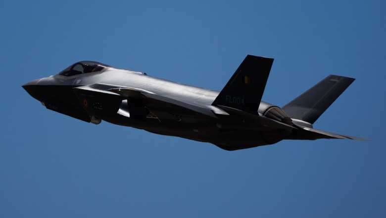 Un avion F-35 al Marinei SUA s-a prabusit in California. Pilotul a reusit sa se catapulteze in siguranta Imagine