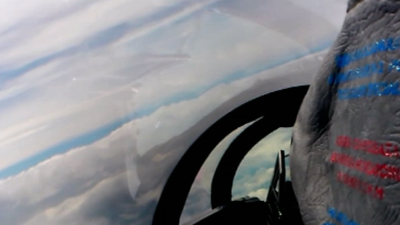 Un avion militar rusesc a fost aproape de a se ciocni cu o aeronava de pasageri Imagine