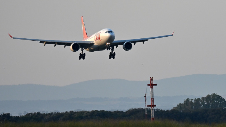 Un avion plin cu rusi a aterizat de urgenta in Estonia, dupa un atac cu drone. Pasagerii, obligati sa ramana la bord Imagine