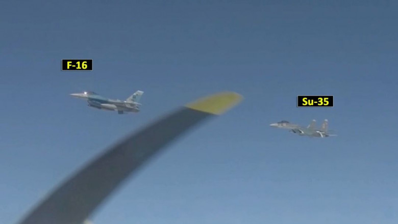 Un avion rusesc si unul american, filmate unul langa celalalt deasupra Stramtorii Bering Imagine