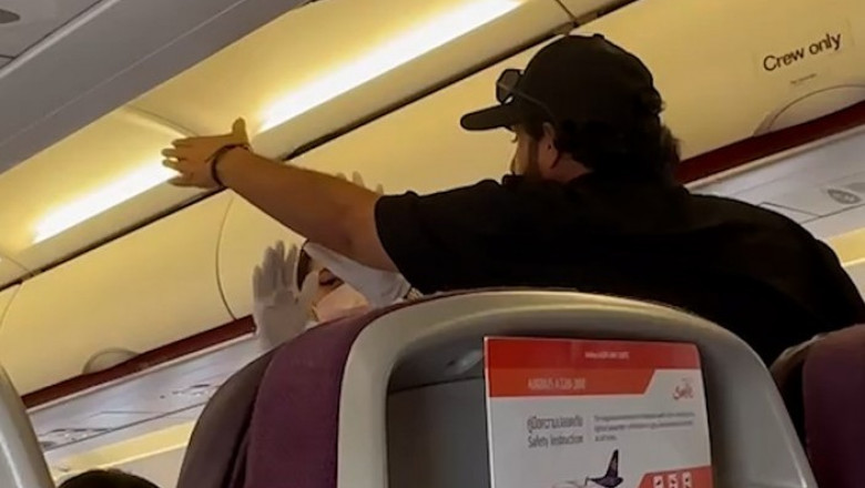 Un avion s-a intors din drum dupa ce un pasager a facut o criza de nervi pentru ca si-a uitat o geanta in aeroport Imagine