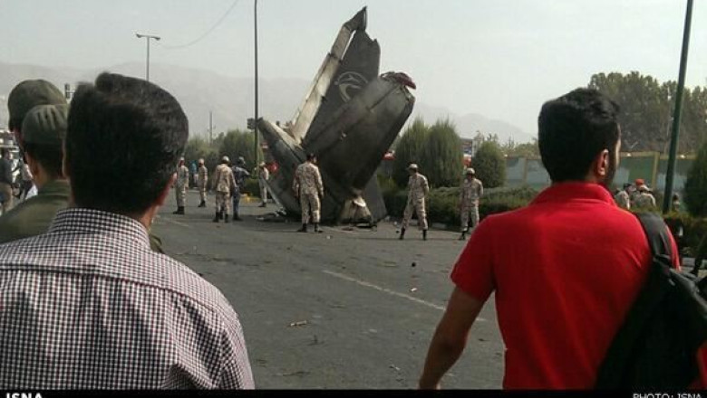 Un avion s-a prabusit in Iran: 48 de oameni au murit Imagine