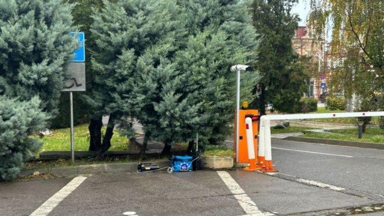 Un bagaj suspect lasat in fata Prefecturii Constanta a starnit panica printre cetateni. Ce au descoperit pirotehnistii Imagine