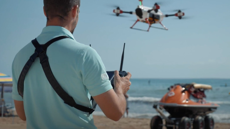 Un baiat a fost salvat de la inec cu ajutorul unei drone pe litoralul spaniol Imagine
