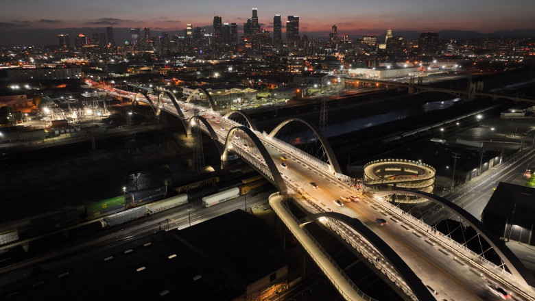 Un baiat a murit in timp ce incerca sa transmita live o cascadorie pe cel mai nou pod de 500 de milioane de dolari din Los Angeles Imagine