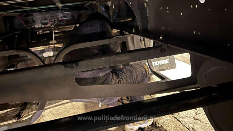 Un baiat afgan de 17 ani a incercat sa intre in Romania ascuns pe osia remorcii unui TIR Imagine
